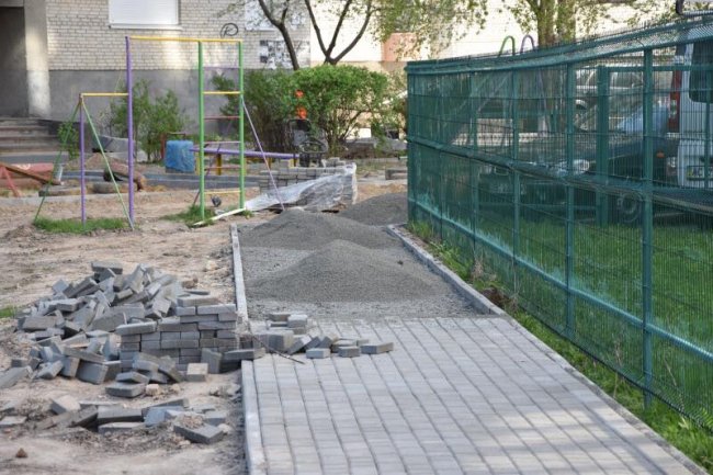 У Луцьку відновили ремонт доріг і дворів. ФОТО