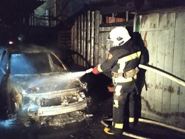 На Волині у гаражі вщент згорів автомобіль. ФОТО