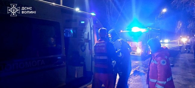 У Луцьку рятувальники допомогли двом чоловікам вибратися із болота