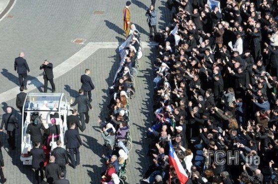 Бенедикт XVI попрощався з народом. ФОТО