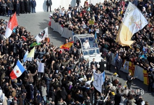 Бенедикт XVI попрощався з народом. ФОТО