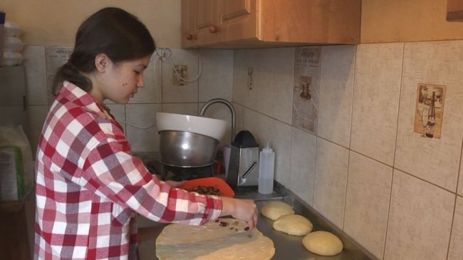 Школярки-подруги з Луцька спекли 50 великодніх пасок для військових