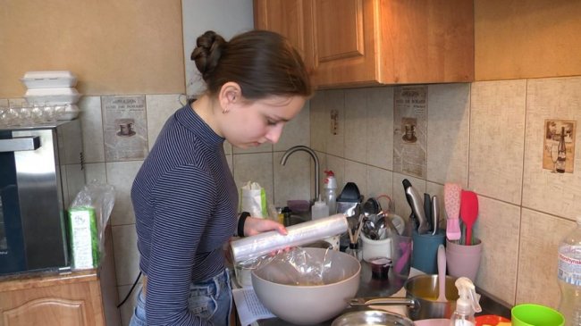 Школярки-подруги з Луцька спекли 50 великодніх пасок для військових