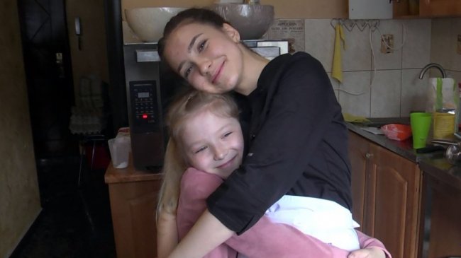 Школярки-подруги з Луцька спекли 50 великодніх пасок для військових