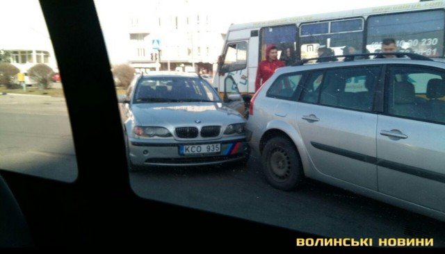 У Луцьку біля Київського майдану гепнулися дві автівки. ФОТО