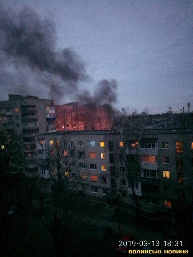 У Луцьку в дворі будинку згорів автомобіль. ФОТО