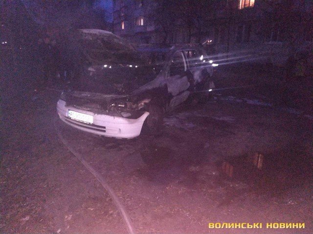 У Луцьку в дворі будинку згорів автомобіль. ФОТО