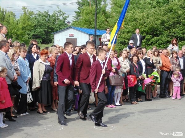 Останній дзвінок у Луцьку: четверта гімназія. ФОТО