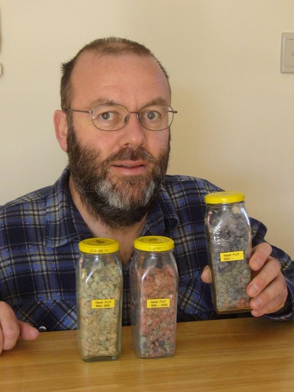 45-річний житель австралійського міста Перт Грем Баркер (Graham Barker) і його колекція пупкового пуху. Фото: Solent News / REX