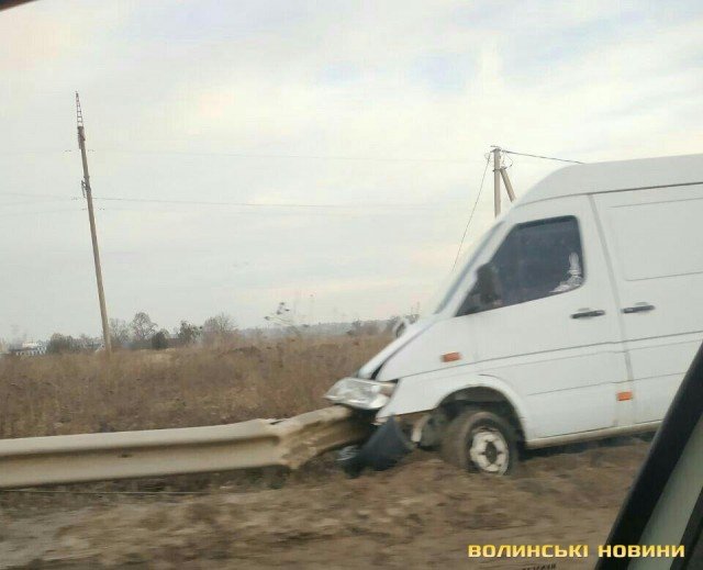Під Луцьком – аварія: водій заснув за кермом та протаранив бусом відбійник. ФОТО