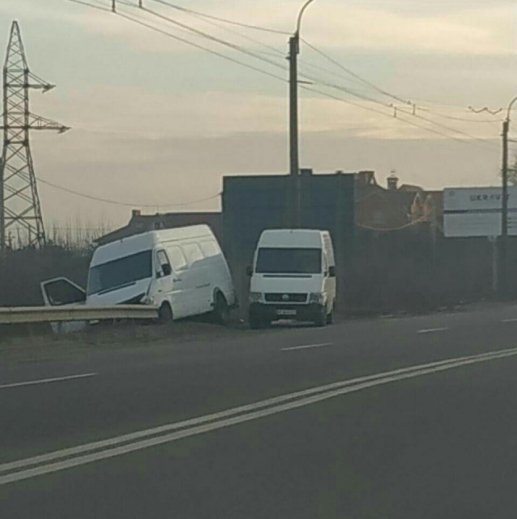 Під Луцьком – аварія: водій заснув за кермом та протаранив бусом відбійник. ФОТО