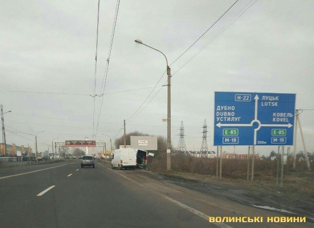 Під Луцьком – аварія: водій заснув за кермом та протаранив бусом відбійник. ФОТО