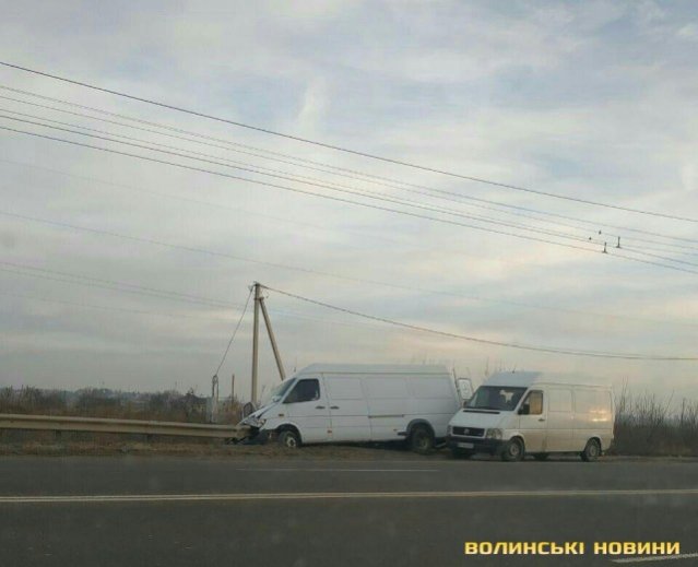 Під Луцьком – аварія: водій заснув за кермом та протаранив бусом відбійник. ФОТО