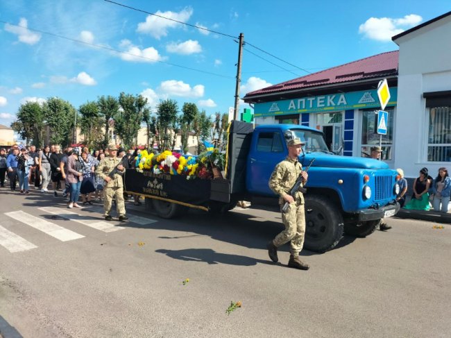 На Волині провели в останню дорогу 20-річного Героя Івана Перія