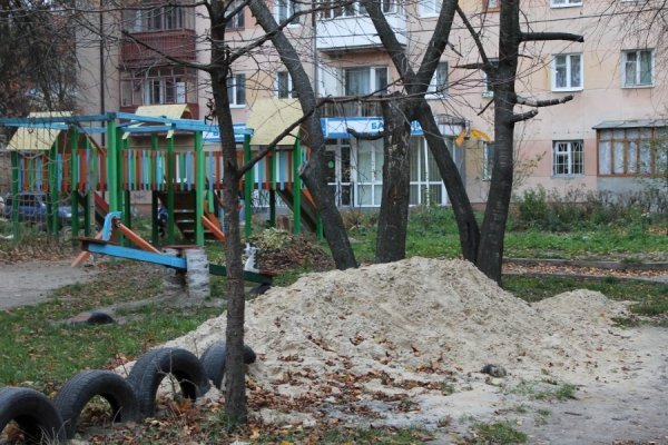 Лучани перетворили свій двір на смітник. ФОТО