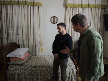 «Це мій дім. Я тут живу рік»: Зеленський показав помешкання на Банковій. ВІДЕО