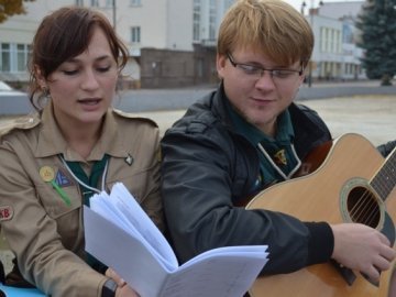 У центрі Луцька молодь співала повстанські пісні. ФОТО. ВІДЕО
