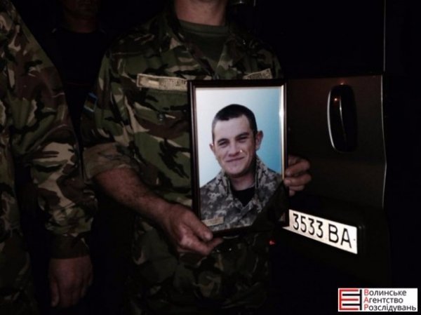 Як волиняни зустрічали загиблого військового. ФОТО
