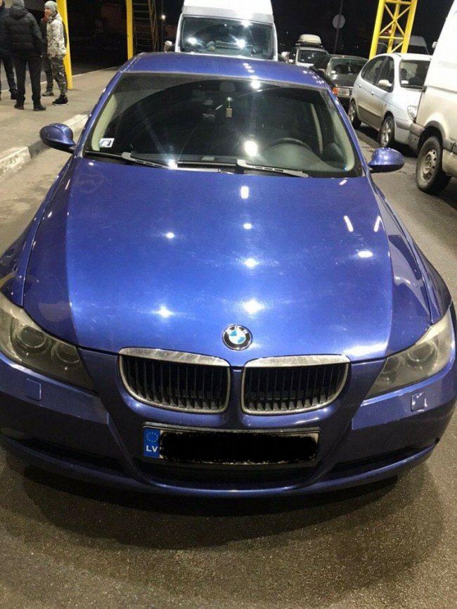 Луцькі прикордонники затримали крадену «беху», яку шукав Інтерпол