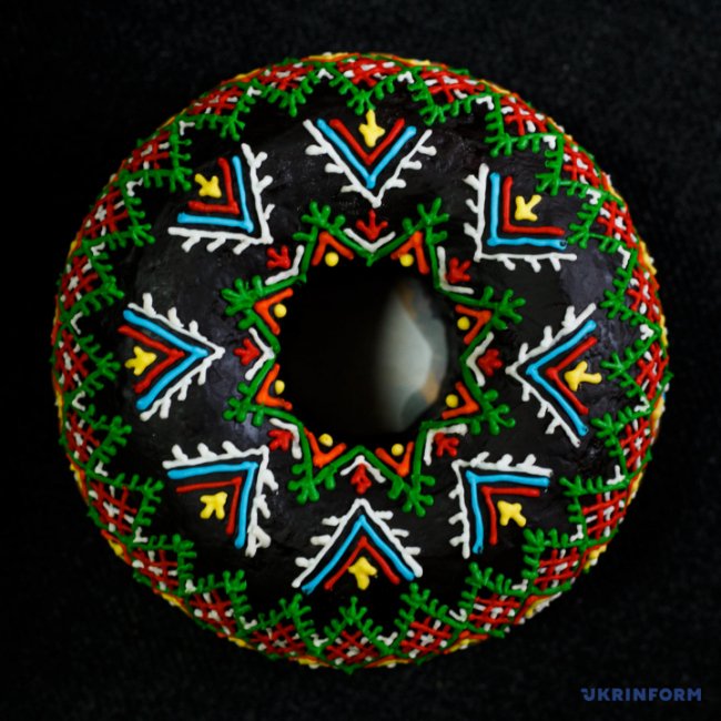 Солодка вишиванка: на Закарпатті молодятам замість короваю печуть медяник. ФОТО