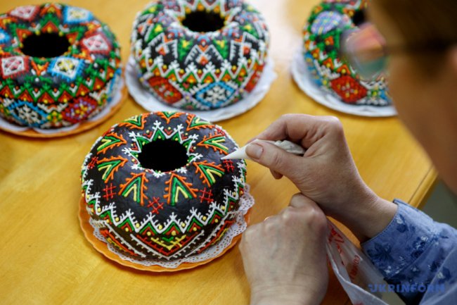 Солодка вишиванка: на Закарпатті молодятам замість короваю печуть медяник. ФОТО