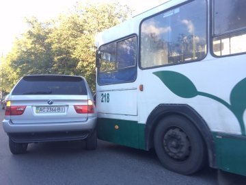 У Луцьку ДТП: авто не поділило дороги з тролейбусом. ФОТО