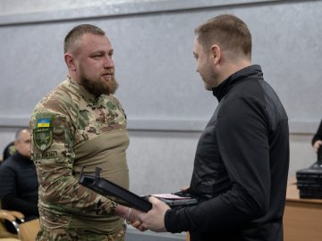 Поліцейський з Волині отримав іменну зброю від міністра МВС