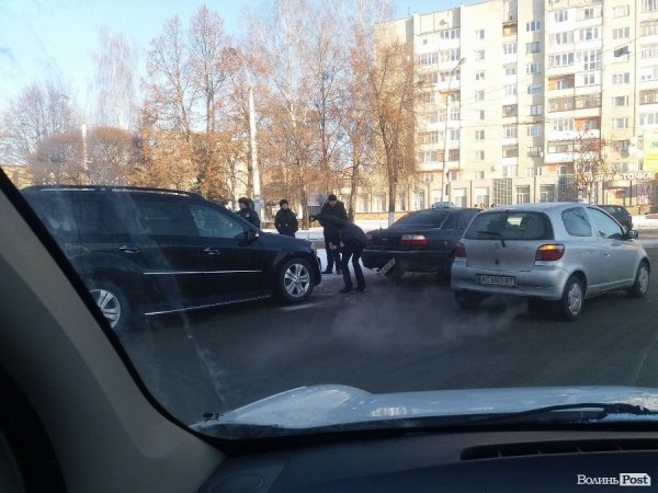 Аварія у Луцьку: авто не розминулися «на кільці»