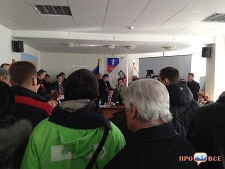 У Черкасах штурмують міськраду. ФОТО. ВІДЕО