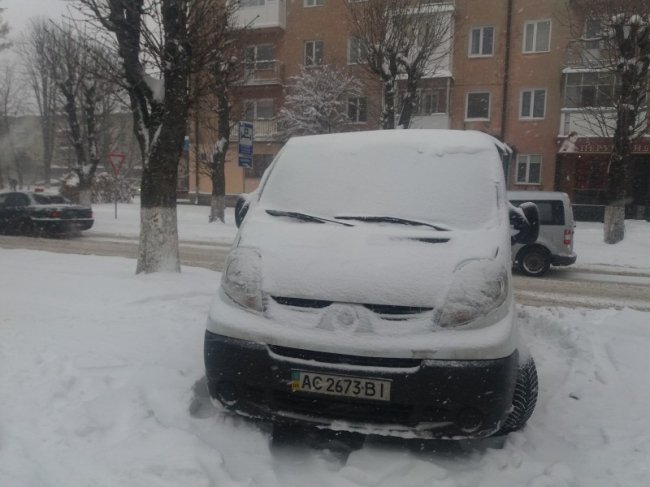 У Луцьку біля вокзалу бус перегородив тротуар