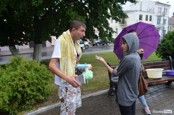 Лучанин помився в міській раді на очах у депутатів. ФОТО. ВІДЕО