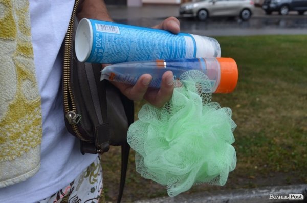 Лучанин помився в міській раді на очах у депутатів. ФОТО. ВІДЕО