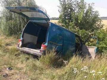 На Волині бус з білорусом на швидкості злетів у кювет