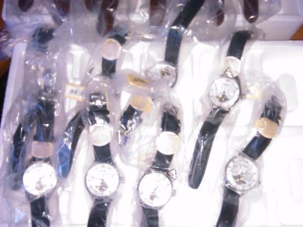 Через Волинську митницю намагалися перевезти імпортні годинники