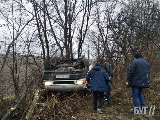 На Волині Ford злетів у кювет та перевернувся. ВІДЕО.ФОТО