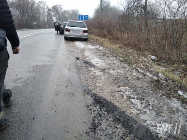 На Волині Ford злетів у кювет та перевернувся. ВІДЕО.ФОТО