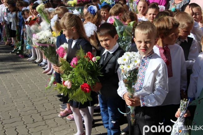 Волинські випускники зворушливо подякували вчительці