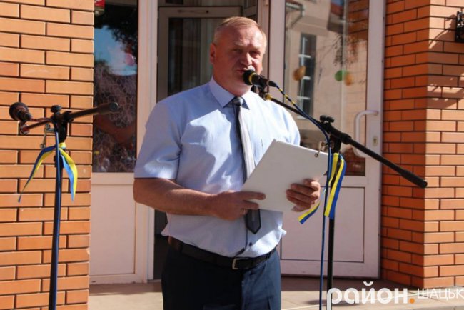 Волинські випускники зворушливо подякували вчительці