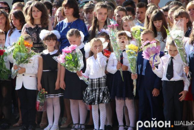 Волинські випускники зворушливо подякували вчительці