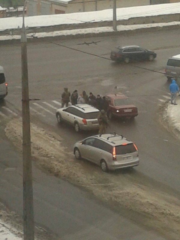 У Луцьку силовики зупинили авто. Причин поки не називають