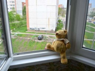 На Одещині дитина випала з 9-го поверху та залишилася живою