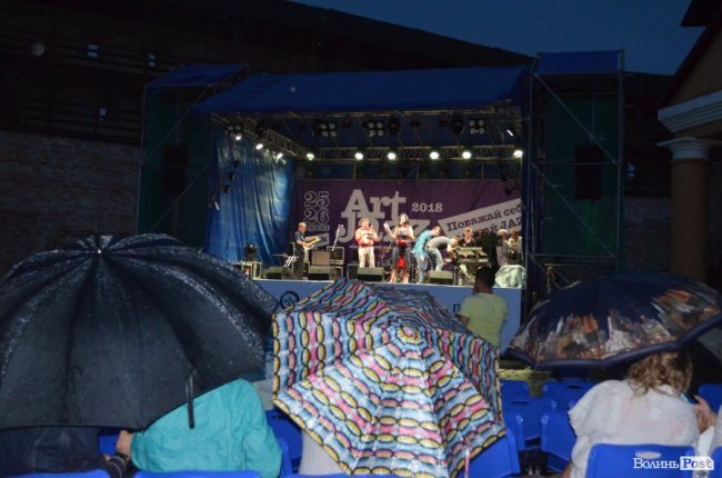 Злива і витончена музика: перший день фестивалю джазу у Луцьку. ФОТО