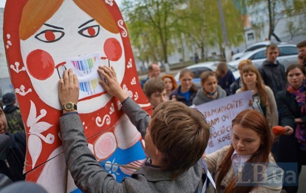 У Києві пікетували компанію, яка видає штрих-коди. ФОТО