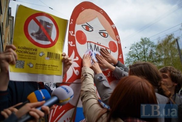 У Києві пікетували компанію, яка видає штрих-коди. ФОТО