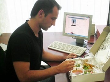 Українці хотіли б обідати на роботі, але не встигають, - соціологи