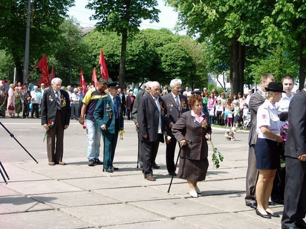 День Перемоги у Нововолинську: гвоздики, георгіївські стрічки, червоні прапори. ФОТО. ВІДЕО