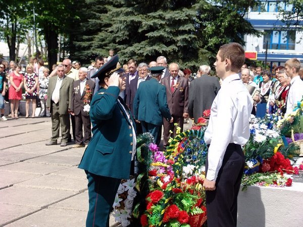 День Перемоги у Нововолинську: гвоздики, георгіївські стрічки, червоні прапори. ФОТО. ВІДЕО