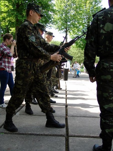 День Перемоги у Нововолинську: гвоздики, георгіївські стрічки, червоні прапори. ФОТО. ВІДЕО