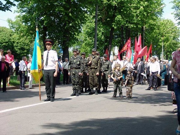 День Перемоги у Нововолинську: гвоздики, георгіївські стрічки, червоні прапори. ФОТО. ВІДЕО