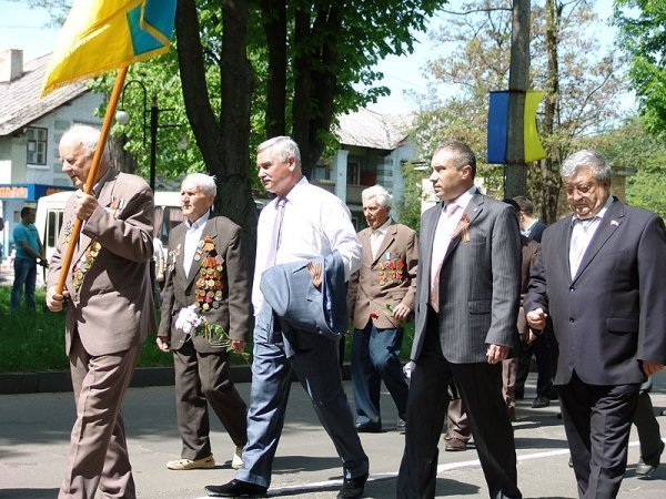 День Перемоги у Нововолинську: гвоздики, георгіївські стрічки, червоні прапори. ФОТО. ВІДЕО